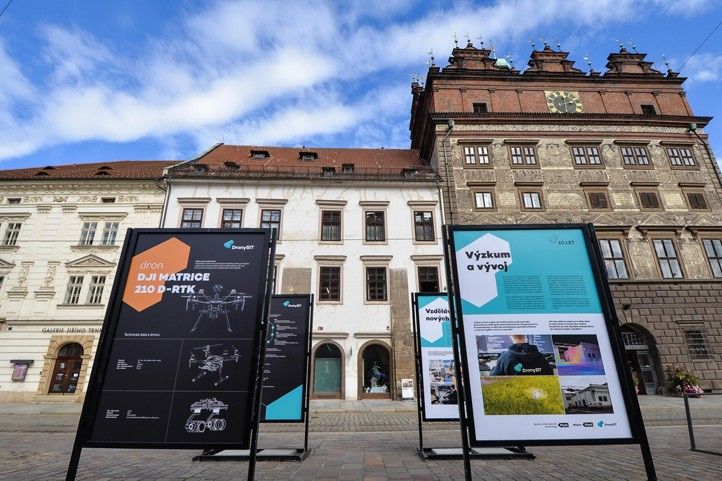 240930_Drony_10_let_1