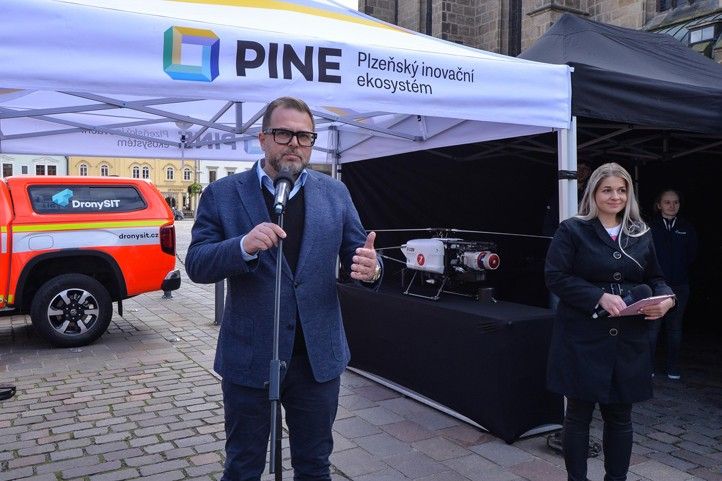 240930_Drony_10_let_3