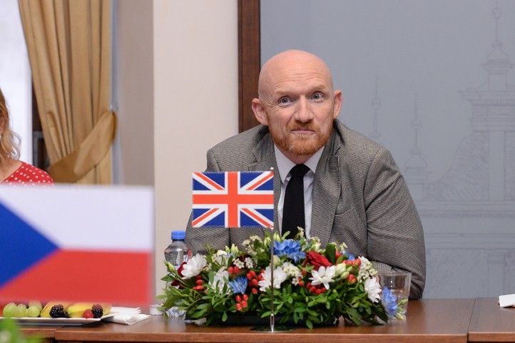 251008_Prijeti_britanie_velvyslanec_3