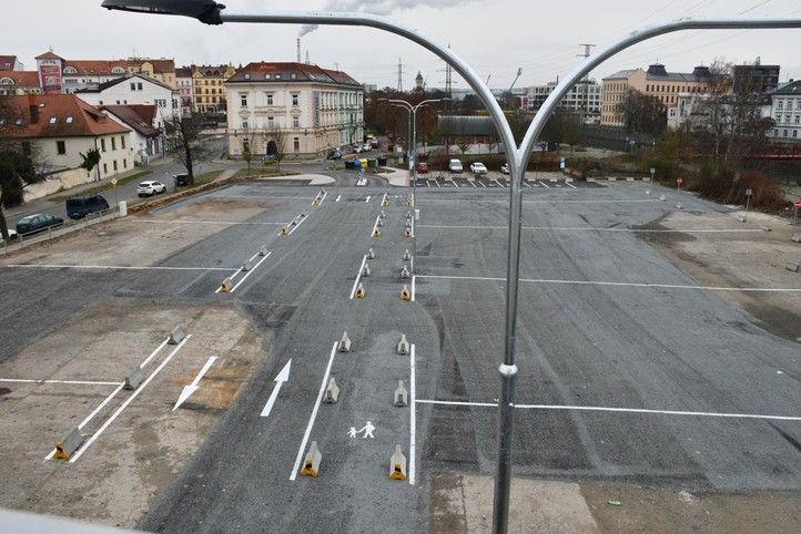 Upravené parkoviště (fotografie: R. Žáková) 251126_Parkoviste_Lochotinska_1