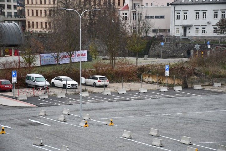 Upravené parkoviště (fotografie: R. Žáková) 251126_Parkoviste_Lochotinska_2