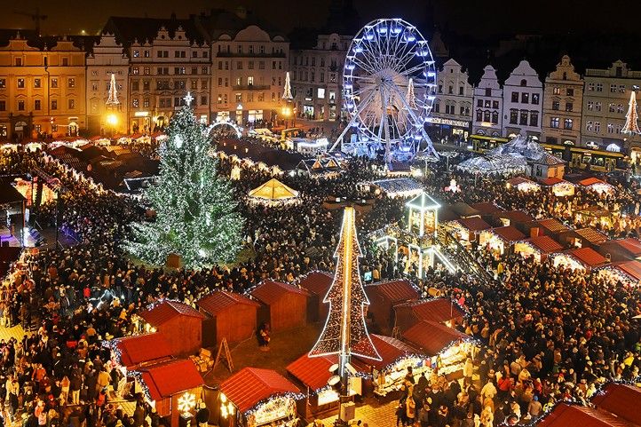 Fotografie: R. Žáková, R. Muchka, M. Chaloupka 251201_Vanocni_strom_5