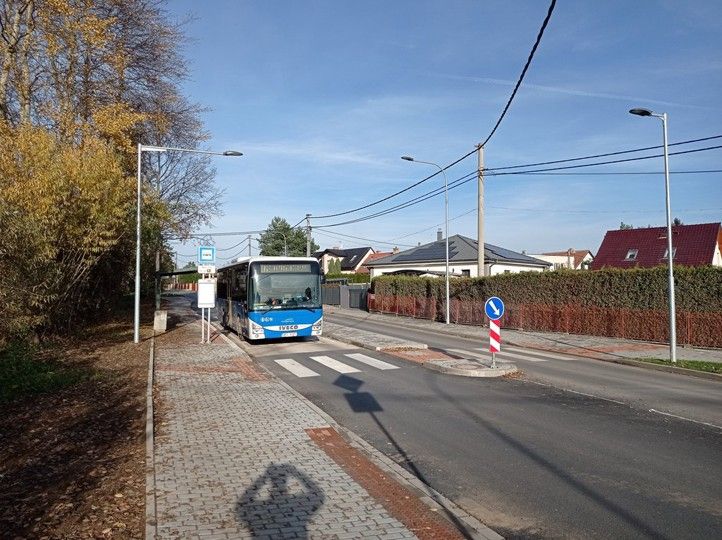 Zastávka MHD ve Lhotě (fotografie: M. Klas) 251202_Lhota_zastavka_2