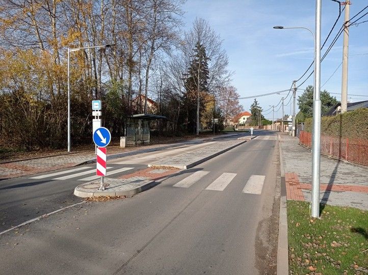 Zastávka MHD ve Lhotě (fotografie: M. Klas) 251202_Lhota_zastavka_3