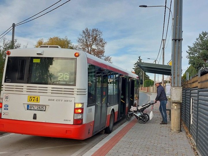 Zastávka MHD ve Lhotě (fotografie: M. Klas) 251202_Lhota_zastavka