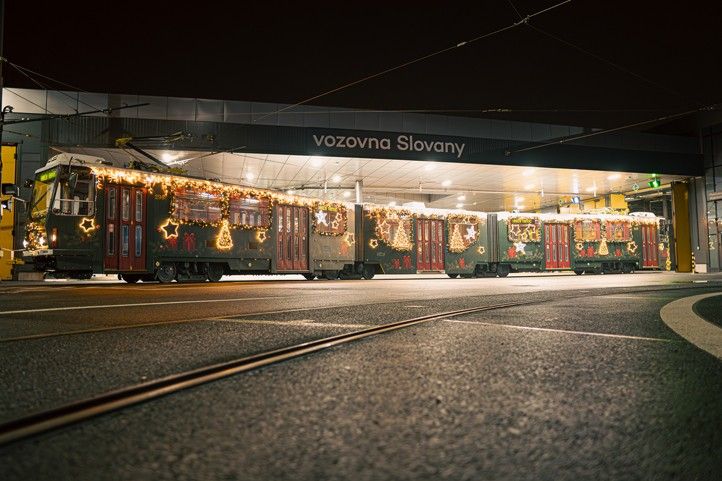 Letošní plzeňská vánoční tramvaj (zdroj fotografií: Plzeňské městské dopravní podniky) 251202_Vanocni_tramvaj_1