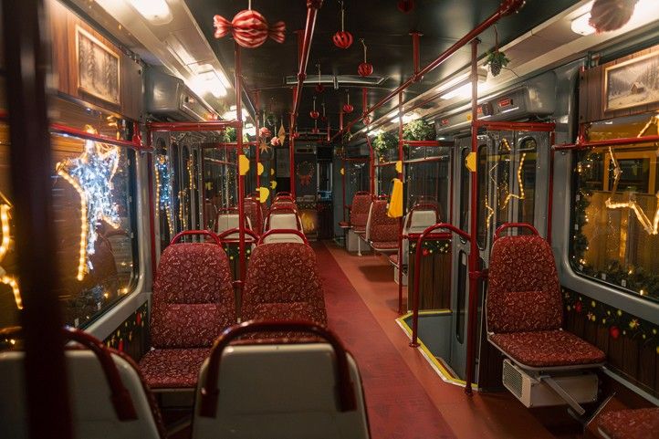 Letošní plzeňská vánoční tramvaj (zdroj fotografií: Plzeňské městské dopravní podniky) 251202_Vanocni_tramvaj_4