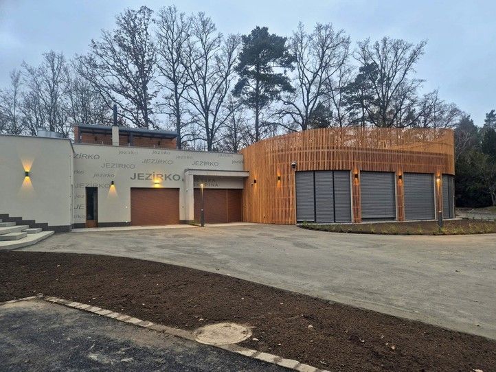 Nový objekt pro dětskou skupinu u Košuteckého jezírka (foto: P. Nosek) 260102_Detska_skupina_kosutecke_jezirko