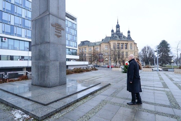 Položení květin (fotografie: M. Pecuch) 260116_Pieta_Palach_1