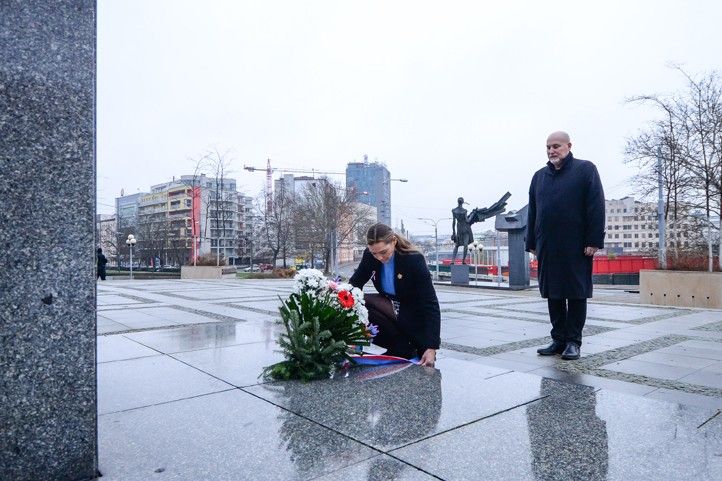 Položení květin (fotografie: M. Pecuch) 260116_Pieta_Palach_2