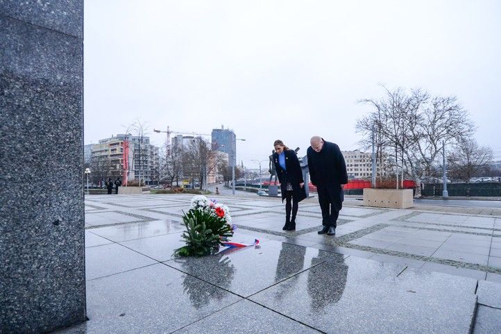 Položení květin (fotografie: M. Pecuch) 260116_Pieta_Palach_3