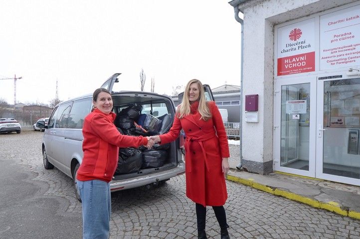 Předání darovaného oblečení (fotografie: M. Pecuch) 260128_Sbirka_obleceni_charita_MMP_1