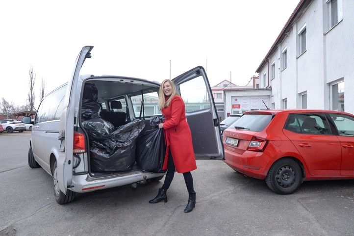 Předání darovaného oblečení (fotografie: M. Pecuch) 260128_Sbirka_obleceni_charita_MMP_2