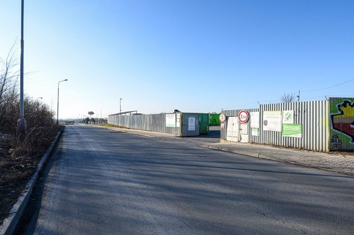 Sběrný dvůr v Uněšovské ulici (fotografie: M. Pecuch) 260204_Odpad_kontejner_Sber_dvur_Unesovska_1