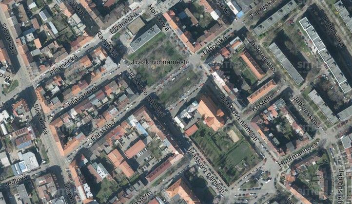 Ilustrační letecký snímek lokality (zdroj: gis.plzen.eu) 260205_Jiraskovo_nam_GIS