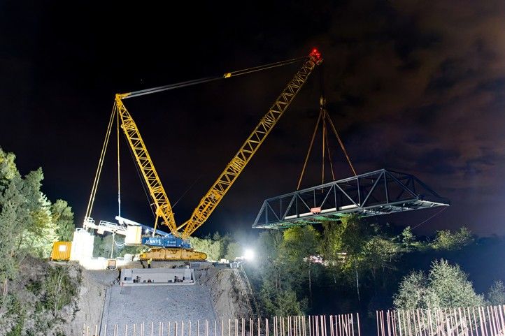 Faltusův most - usazení přes silnici I/20 260220_Faltusova_lavka_Presun_1