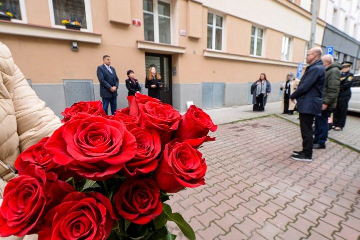 Pokládání Kamenů zmizelých v Plachého ulici (fotografie: M. Pecuch) 260415_Stolpersteine_Plachova_3