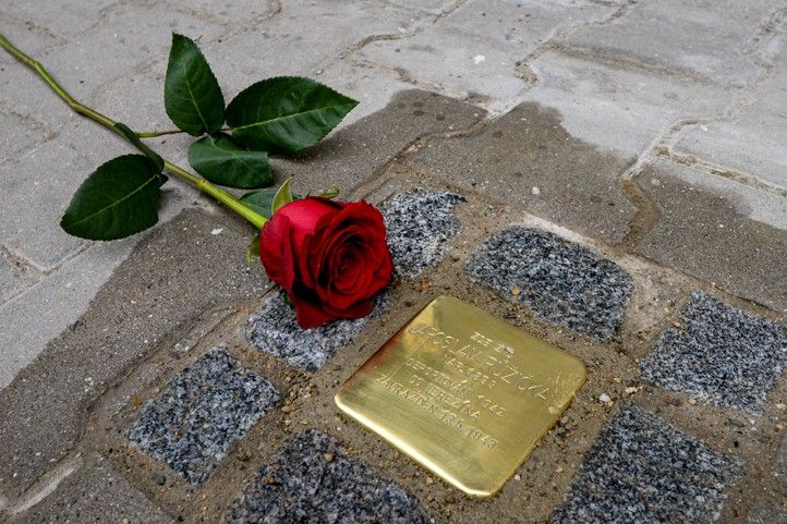 Pokládání Kamenů zmizelých v Plachého ulici (fotografie: M. Pecuch) 260415_Stolpersteine_Plachova_5
