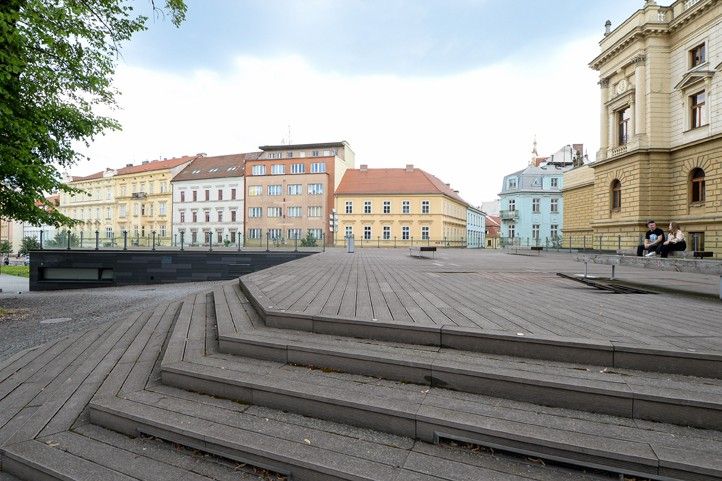 Pohled na terasy - současný stav (fotografie: M. Pecuch) 260603_Divadlo_DJKT_terasy_3