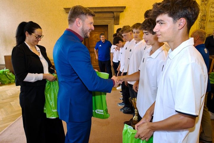 Fotografie z přijetí: P. Eret 260703_Mladi_Sportovci